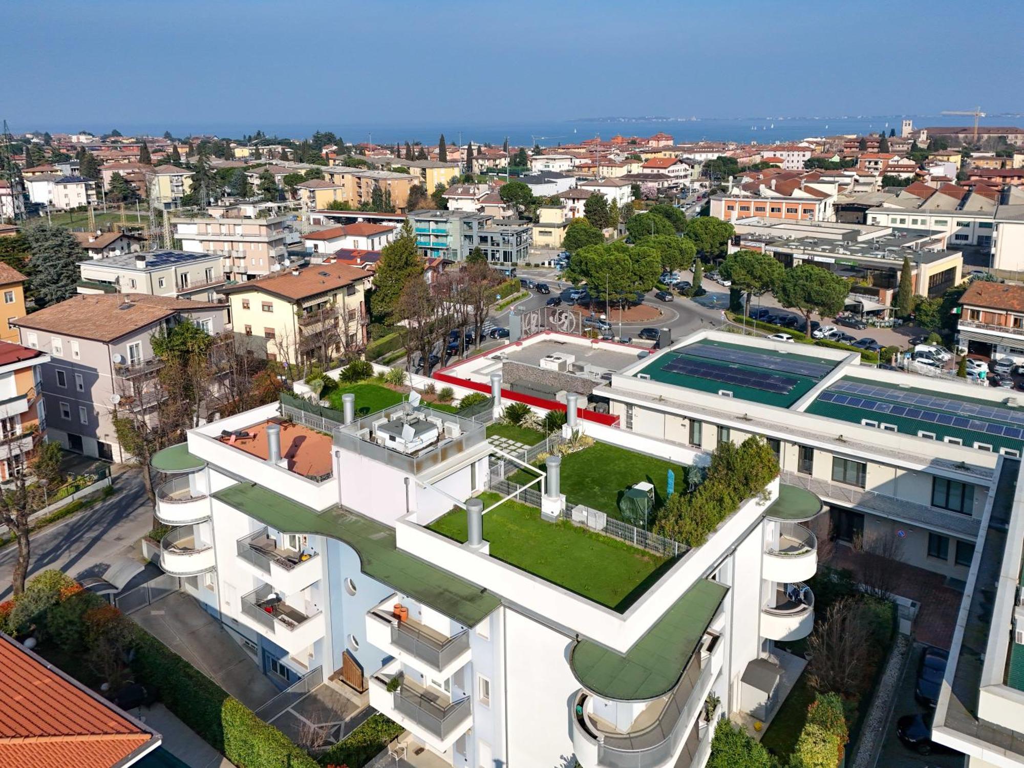 Desenzanoloft Official Partner Marriott Homes & Villas -The Wind Rose Renovation 2025 Desenzano del Garda Bagian luar foto